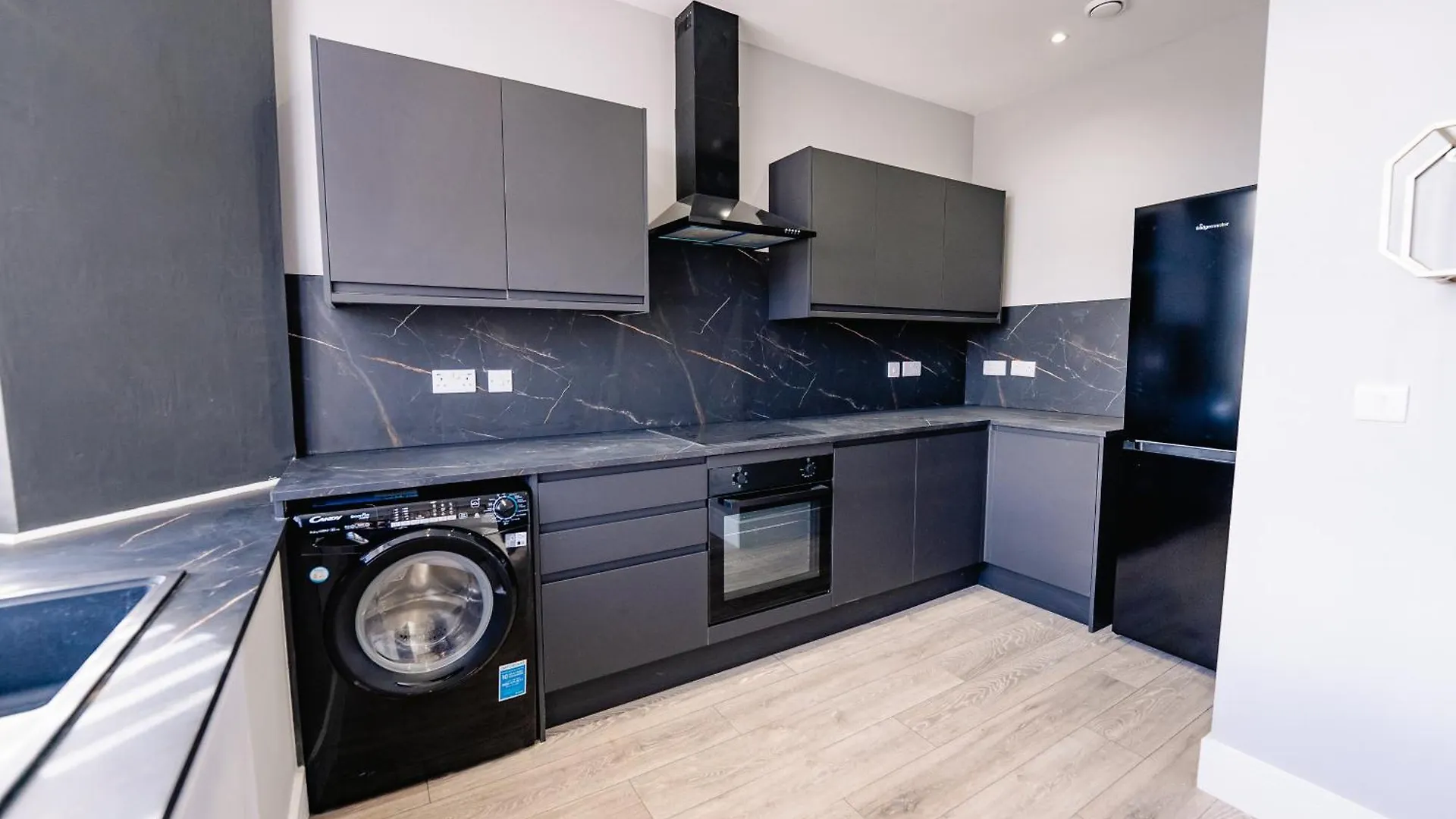Spacious & Modern 3-Bed & High Ceiling Cardiff Apartment