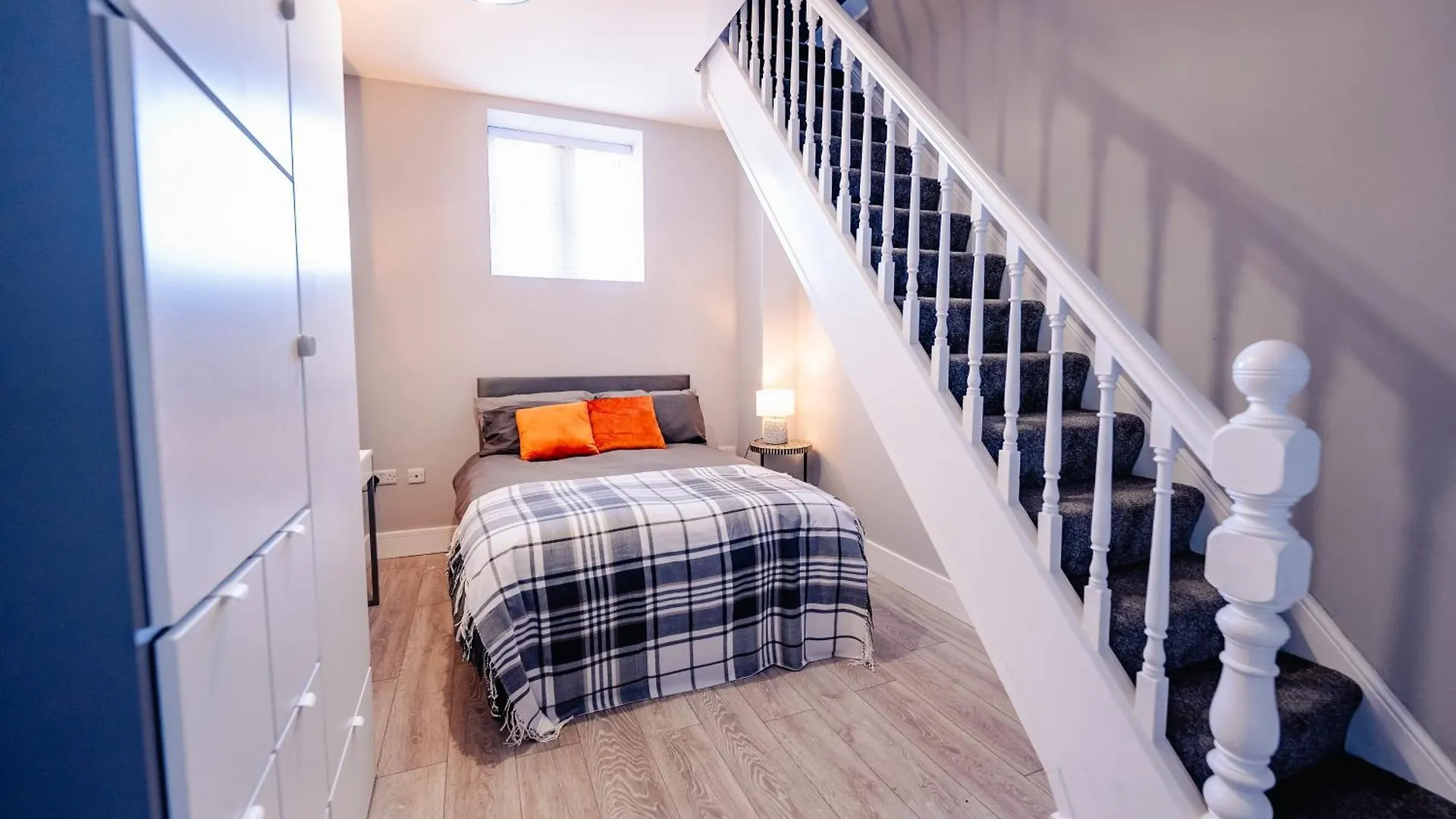Spacious & Modern 3-Bed & High Ceiling Cardiff