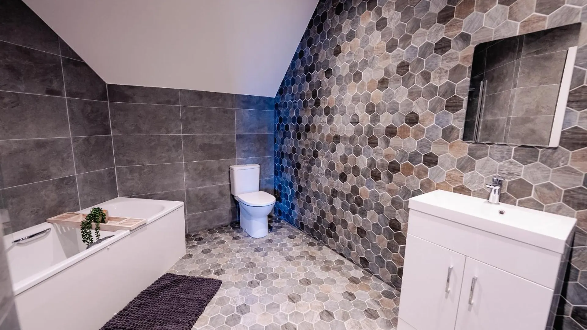 Spacious & Modern 3-Bed & High Ceiling Cardiff Apartment