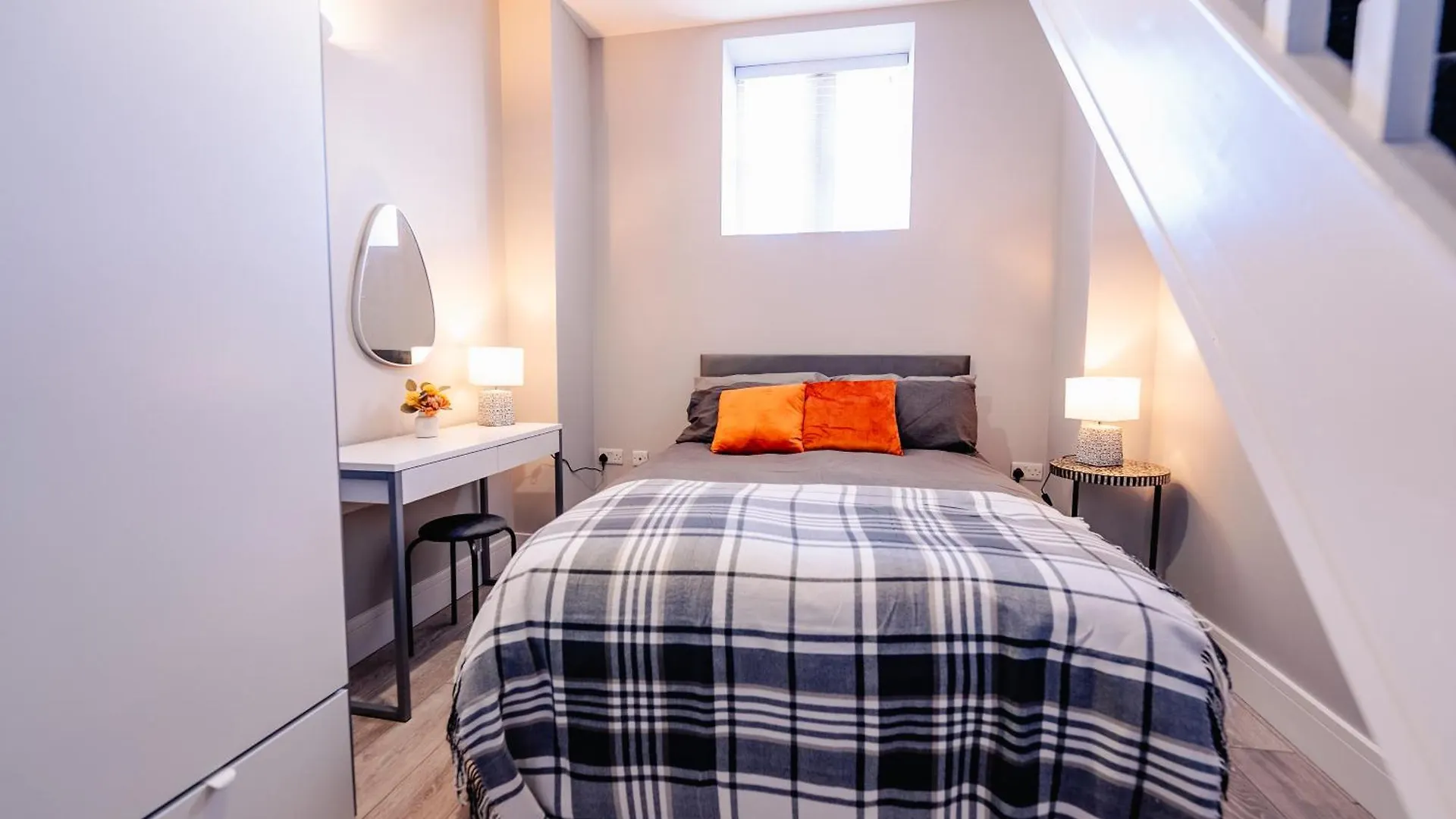 Spacious & Modern 3-Bed & High Ceiling Cardiff Apartment