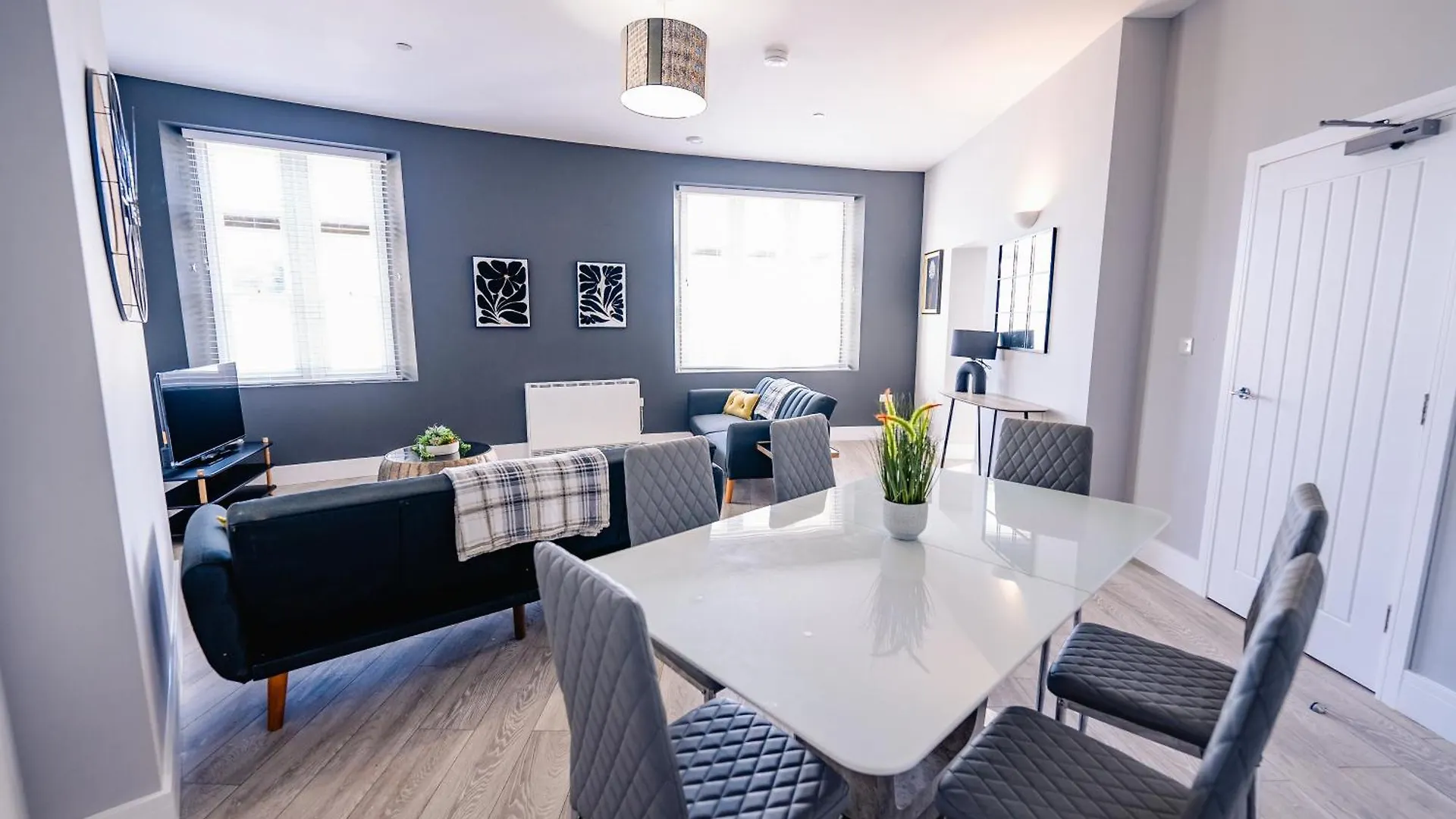 Spacious & Modern 3-Bed & High Ceiling Cardiff